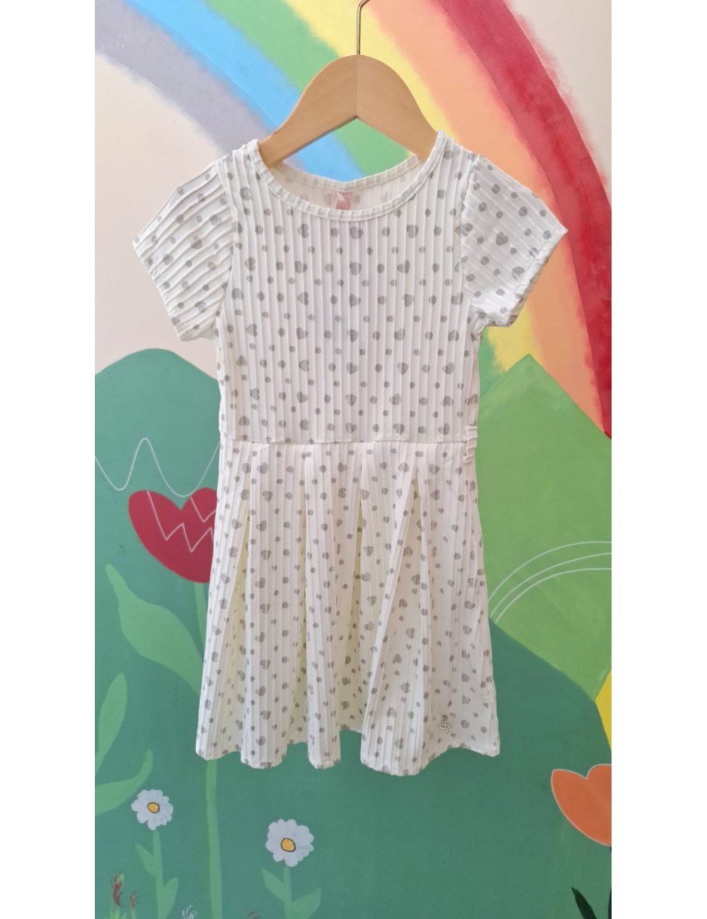 Vestido Encantado dos Sonhos – Branco com Estampa de Corações