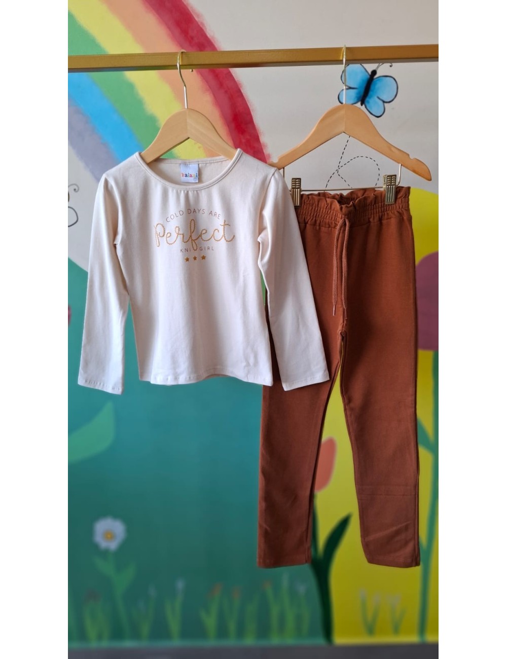 Conjunto Infantil Blusa Branca e Calça de Moletom COLD DAYS ARE Perfect