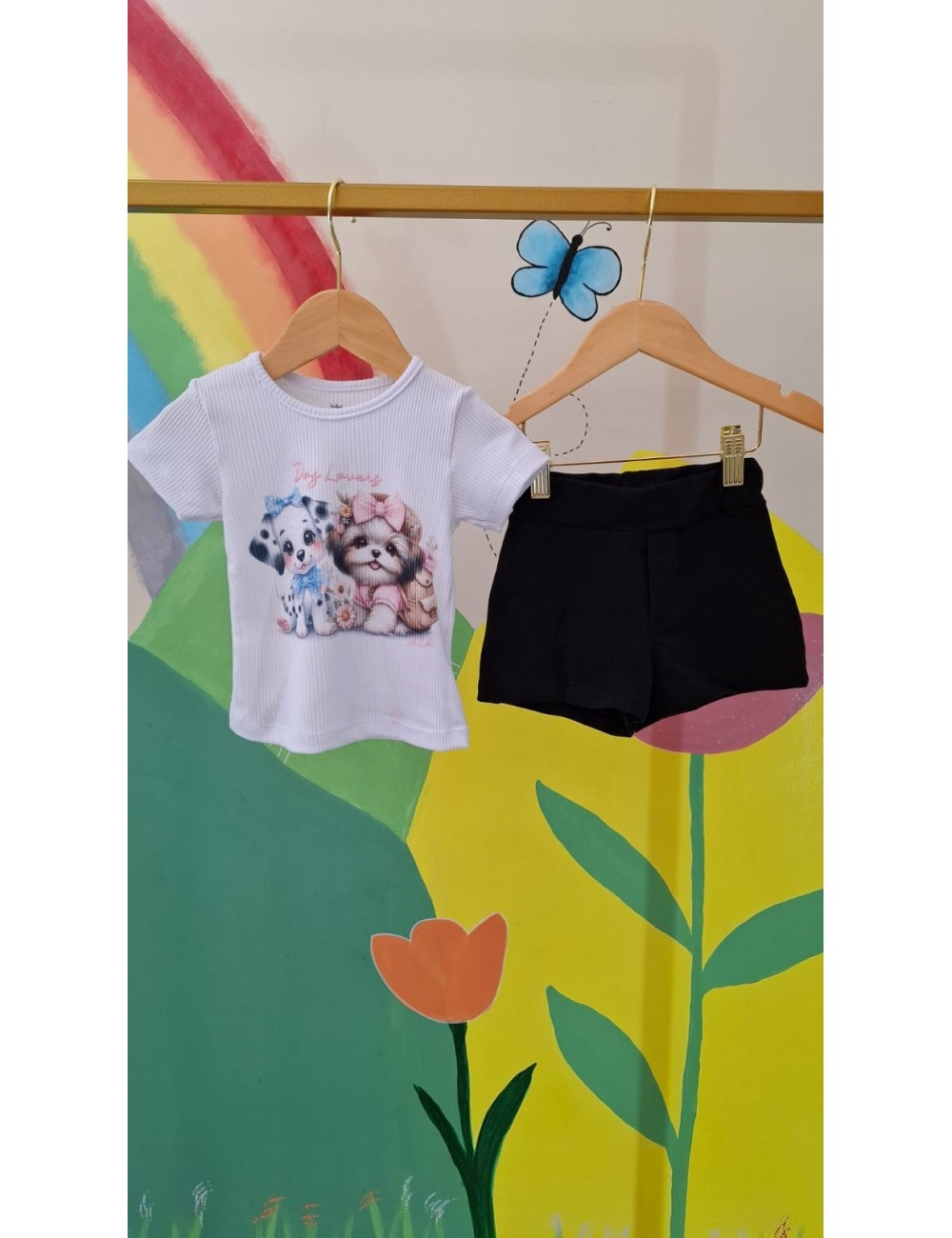 Conjunto Infantil de Camiseta com Estampa de Cachorros e Shorts